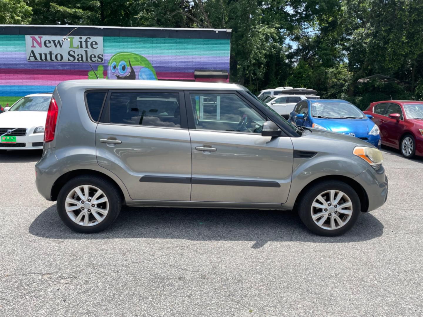 2012 SILVER KIA SOUL + (KNDJT2A62C7) with an 2.0L engine, 6-Speed Manual transmission, located at 5103 Dorchester Rd., Charleston, SC, 29418-5607, (843) 767-1122, 36.245171, -115.228050 - Certified One Owner with 6-SPeed Manual Transmission, CD/AUX/Sat/Bluetooth, Power Windows, Power Locks, Power Mirrors, Keyless Entry, Spacious Cargo, Alloy Wheels. Clean CarFax (no accidents reported!) Local Trade-in!! 146k miles Located at New Life Auto Sales! 2023 WINNER for Post & Courier's Cha - Photo#7